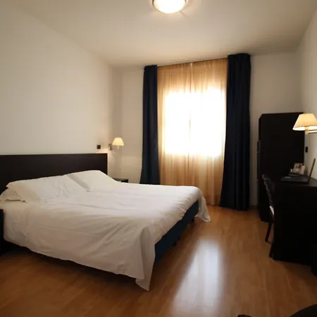 Majesty 4* باري